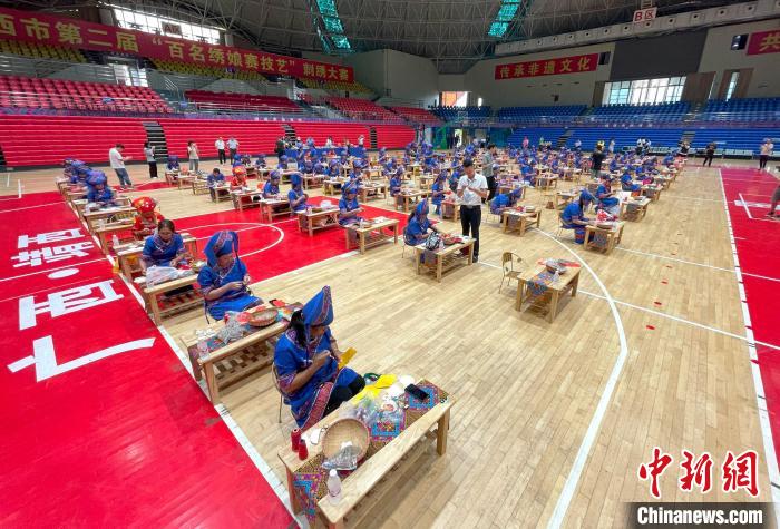 图为百名“绣娘”同台竞技。王伟臣 摄