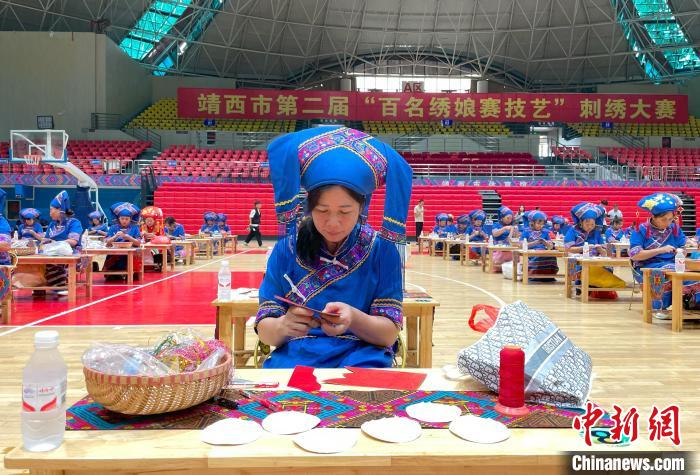 图为参赛选手正在制作刺绣作品。王伟臣 摄