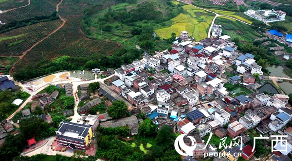 邹圩镇红陶制品示范基地航拍图。人民网 谭江波摄