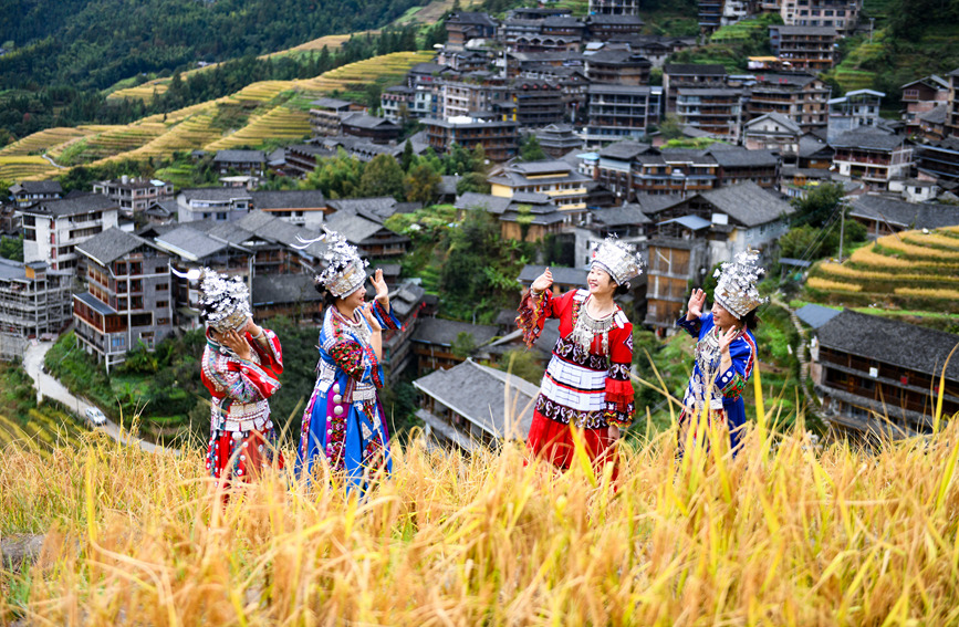 游客在景区观光游览。潘志祥摄