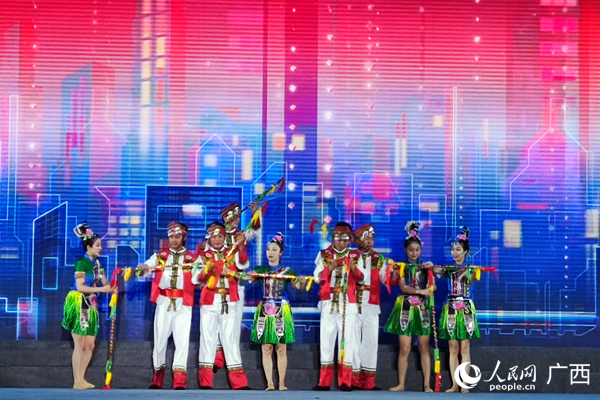 文艺演出现场。人民网记者 王勇摄