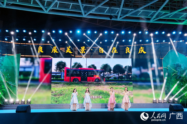 文艺演出现场。人民网记者 王勇摄