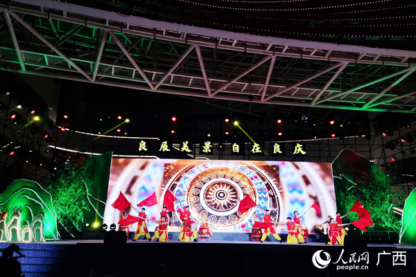 文艺演出现场。人民网记者 王勇摄