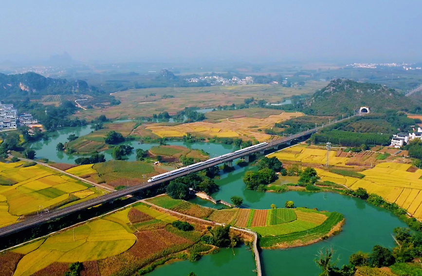 广西：列车飞驰入画来【3】