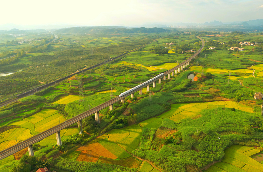 广西：列车飞驰入画来【4】