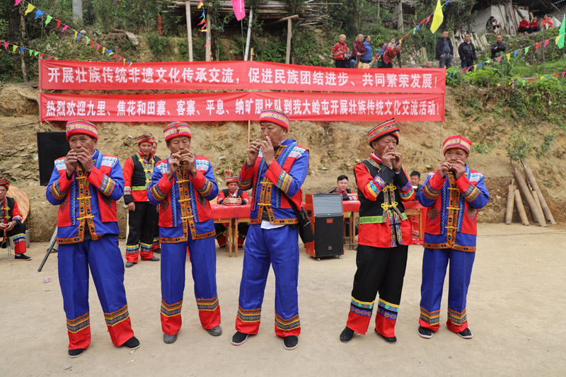 几名村民在吹小朋比