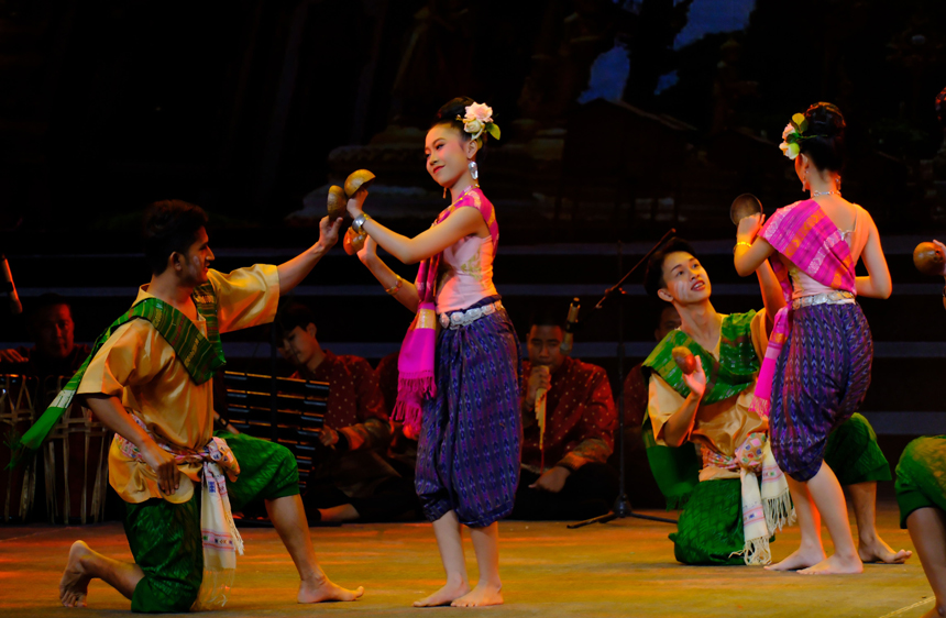 泰国艺术家表演传统舞蹈。