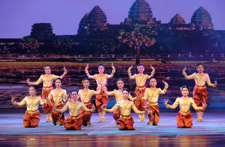 柬埔寨艺术家表演《柬埔寨少女》。