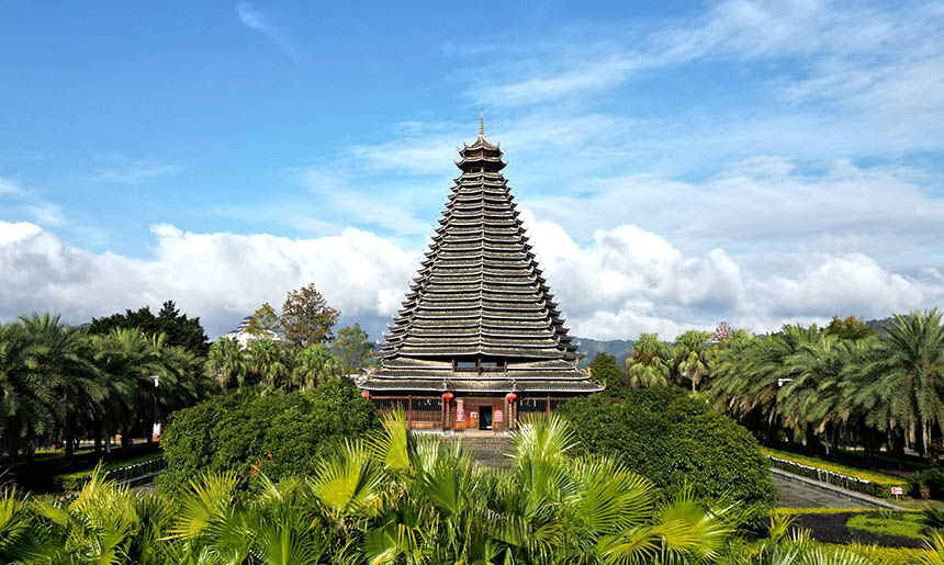 无人机航拍的三江侗族自治县三江鼓楼美景。