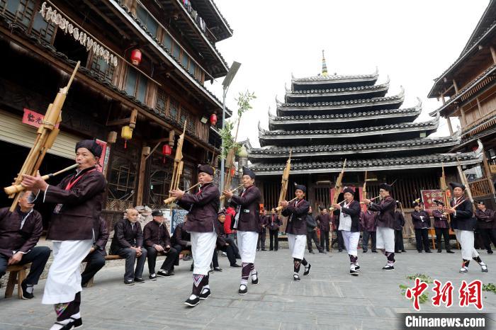 图为村民在吹芦笙。龚普康 摄