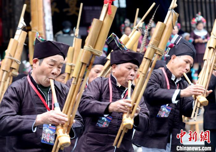 图为村民在吹芦笙。龚普康 摄