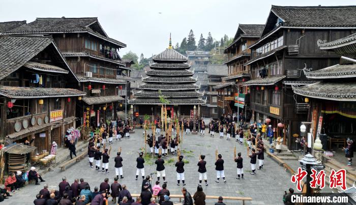 图为村民在表演芦笙踩堂。莫江泉 摄