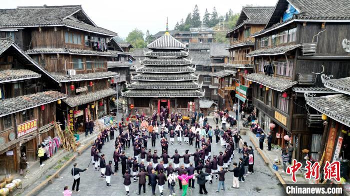 图为村民在多耶。莫江泉 摄