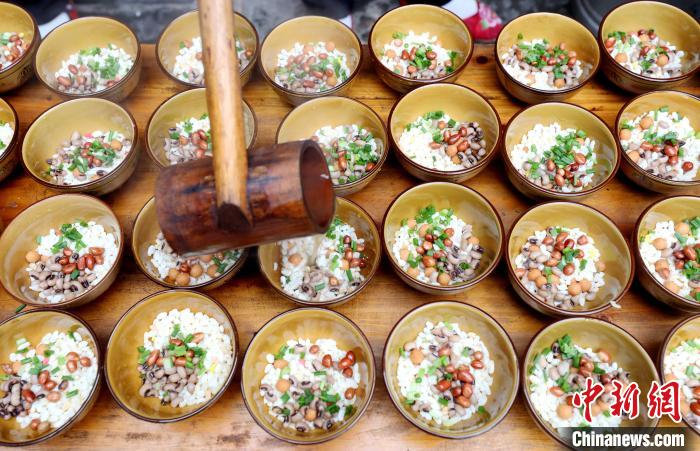 图为在三江侗族自治县林溪镇程阳八寨景区拍摄的侗族打油茶。龚普康 摄