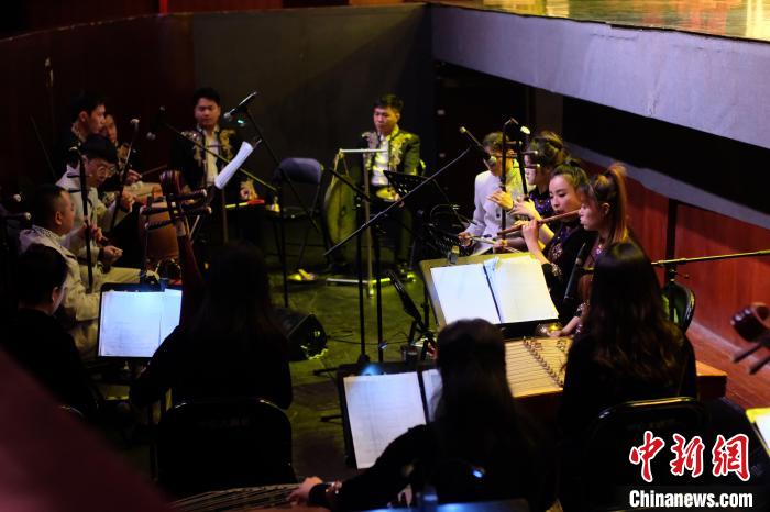 图为剧院在全编制乐队的基础上重新配器，创新性加入电声伴奏和声乐伴唱。刘俊聪 摄