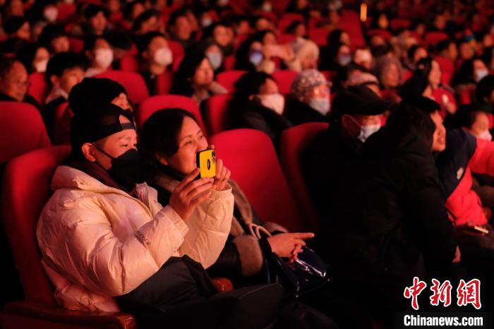 观众用手机记录下精彩瞬间。刘俊聪 摄