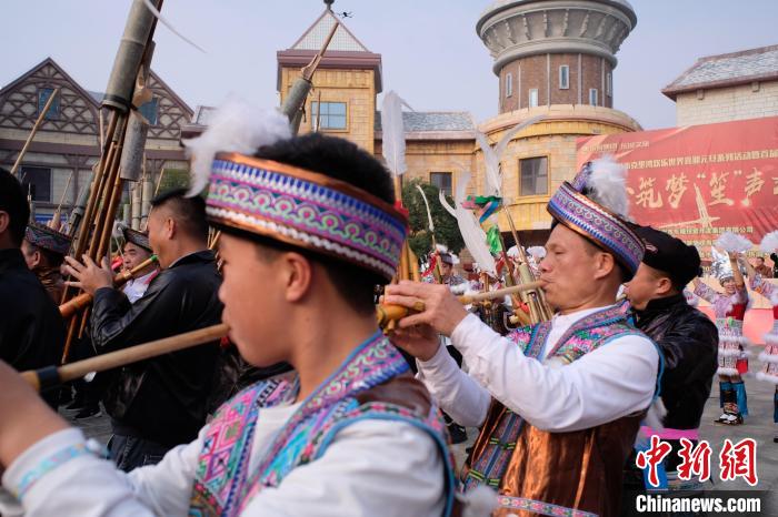 图为参赛选手正在卖力吹奏。刘俊聪 摄