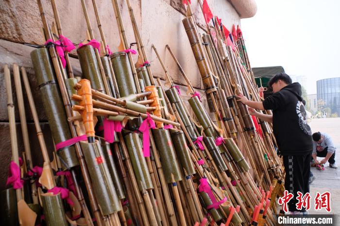 图为参赛选手正在整理芦笙,做好赛前准备。刘俊聪 摄