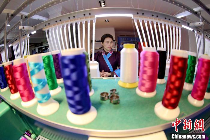 图为绣片生产过程中。龚普康 摄