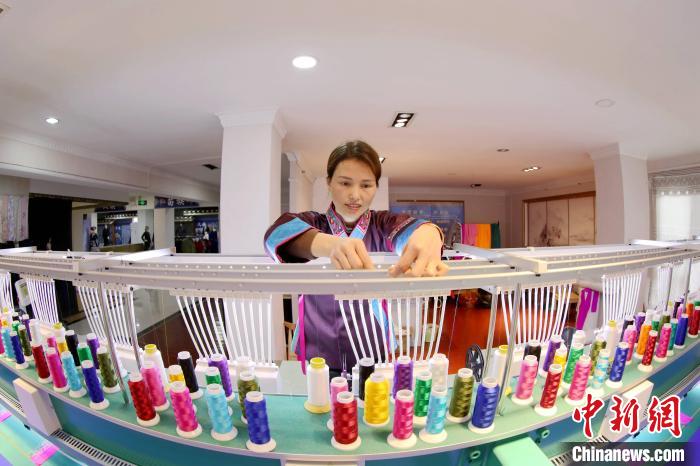 图为绣片生产过程中。龚普康 摄