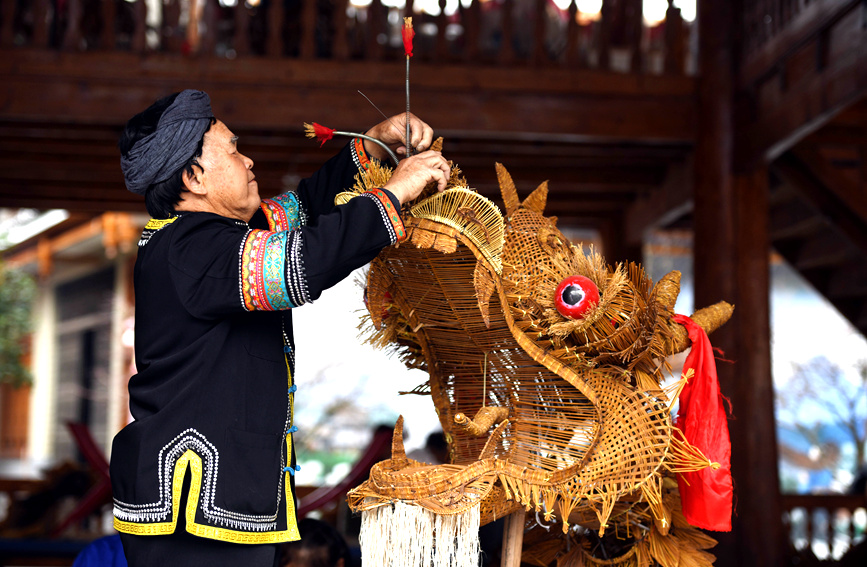 侗族村民在装饰“龙头” 侗族村民在装饰“龙头”
