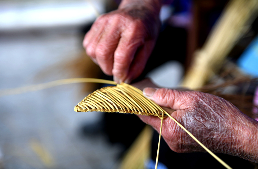 侗族村民在编织“龙鳞”