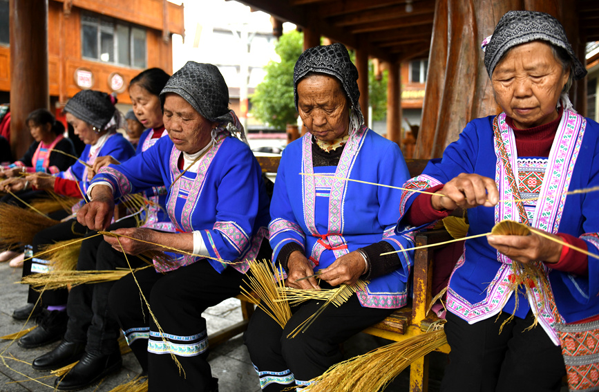 侗族村民在编织“龙鳞”