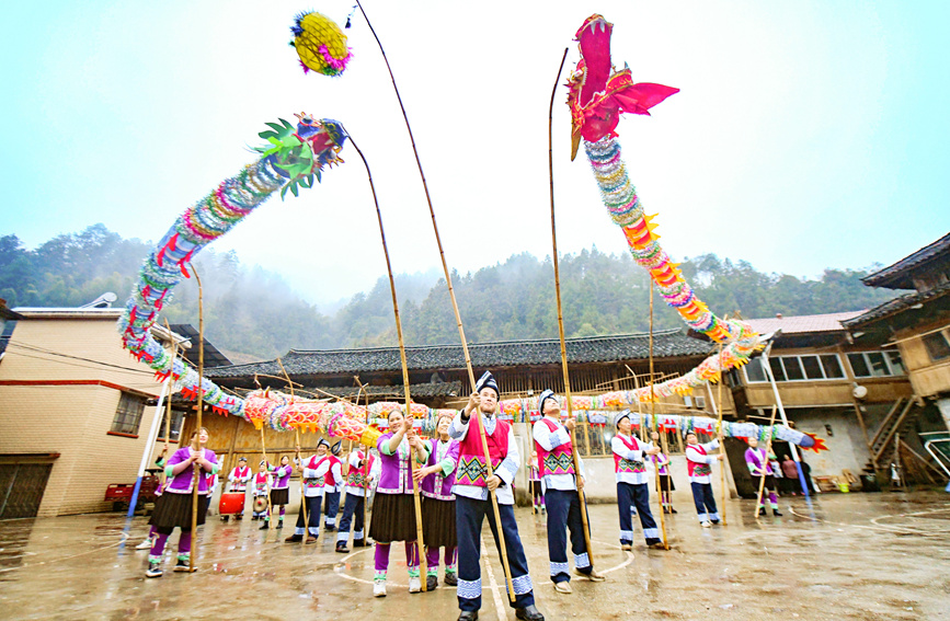 村民在排练吊龙舞。黄同凯摄