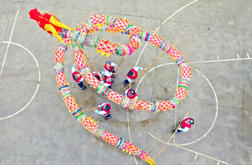 村民在排练吊龙舞。潘志祥摄