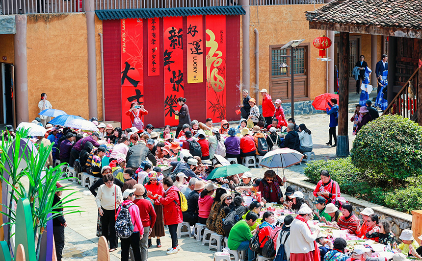 宾客体验长桌宴。龙州县委宣传部供图