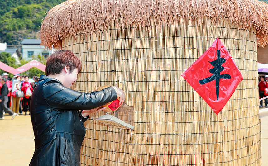 嘉宾为粮仓填米祈福。龙州县委宣传部供图