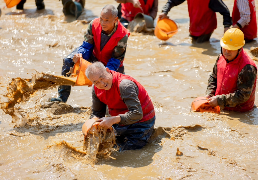 村民舀水过程。黄丽华摄