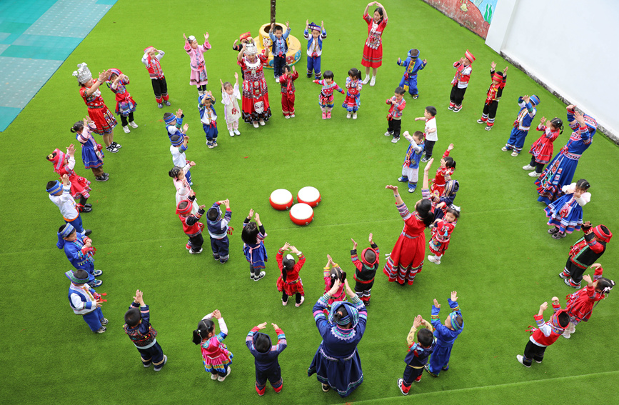 孩子们跳圆圈舞。阳海翔摄