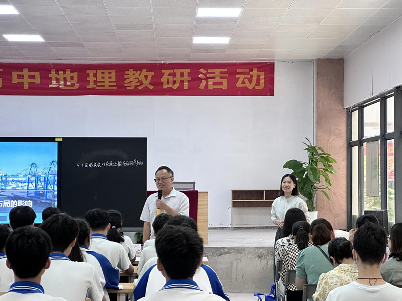 1714124717426380.jpg 钦州市地理教研员劳文雄发言.jpg