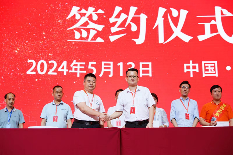 1715848395306970.jpg 23广西民族文化发展研究会与广西中小企业经济互助商会执行会长兼秘书长王祖能与爱心民族企业签订战略合作协议书10_副本.jpg