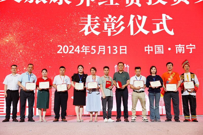 1715849055202303.jpg 39梁舰升会长与王祖能秘书长为爱心企业家颁发荣誉证书_副本.jpg