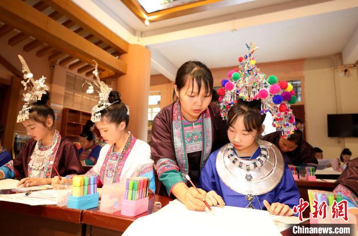 图为侗乡学子在绘制侗画。龚普康 摄