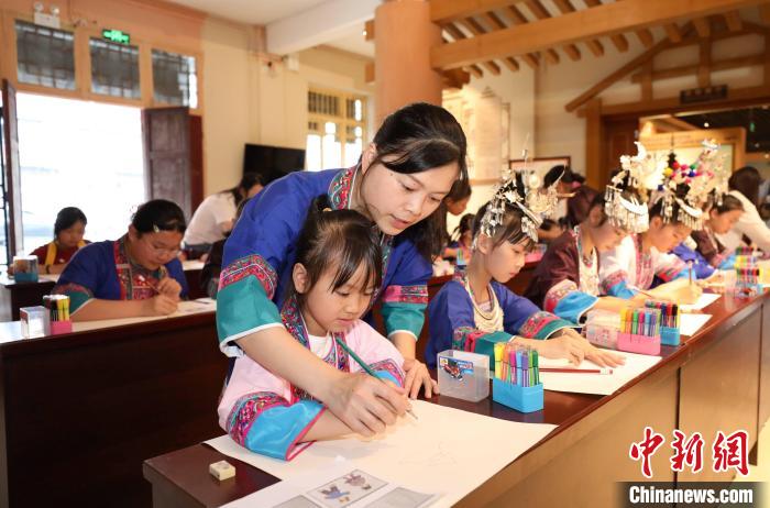 图为侗乡学子在绘制侗画。龚普康 摄