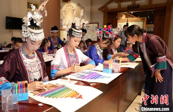 图为侗乡学子在绘制侗画。龚普康 摄