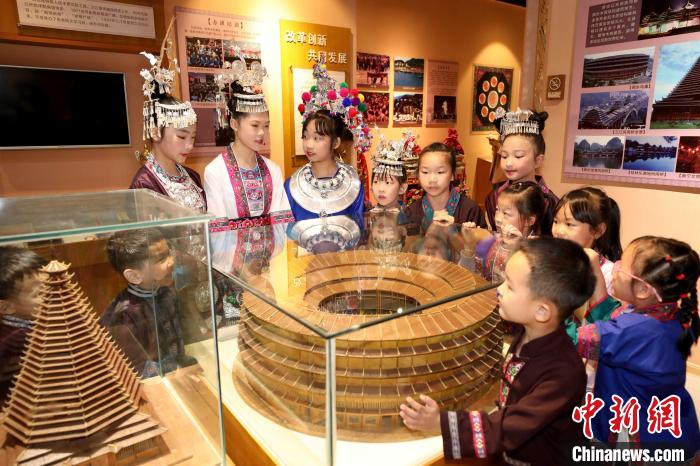 图为侗乡学子在参观博物馆。龚普康 摄