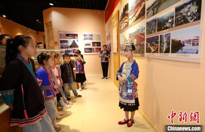 图为侗乡学子在参观博物馆。龚普康 摄