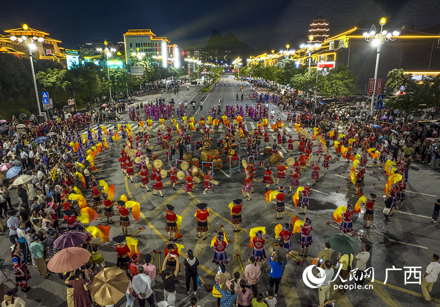 千人非遗展演燃情上演。人民网 雷琦竣摄