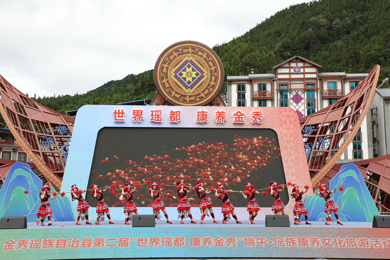 精彩的民俗文化表演 。韦鑫摄