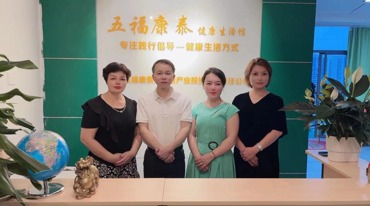 1718795648474556.png 吴桂中(左二)到承办单位考察并与相关负责人合影.png