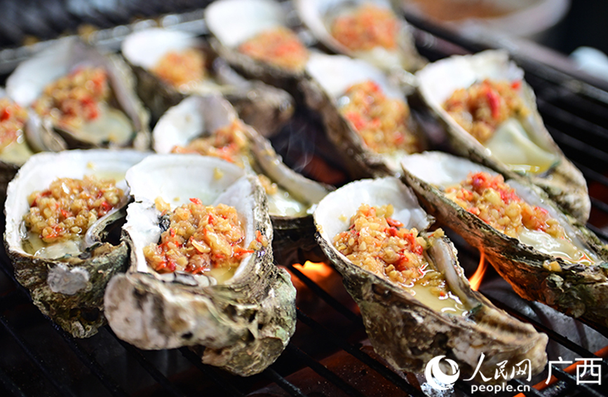 蒜蓉烤生蚝。人民网 雷琦竣摄