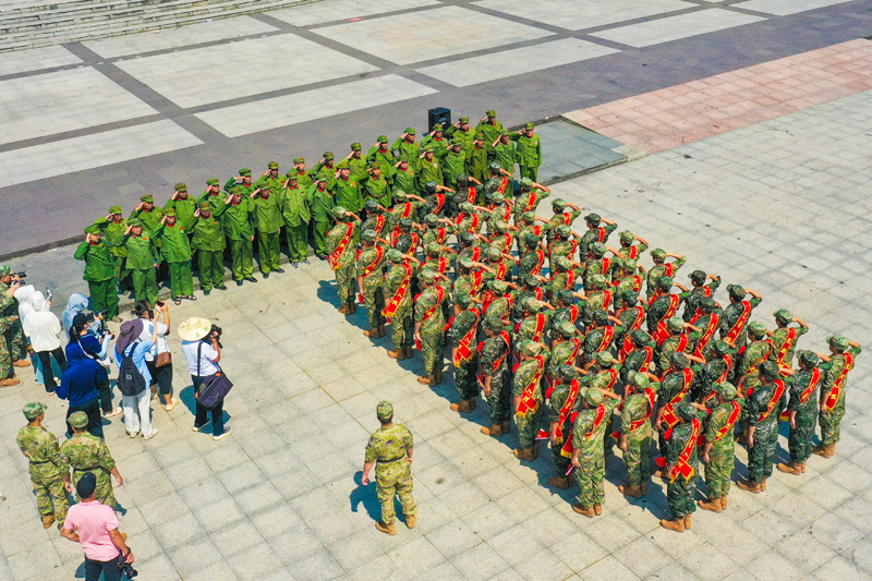 新兵与老兵互相敬礼。