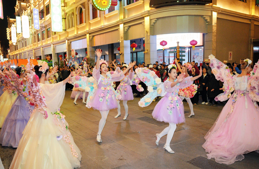 街头光影巡游。钟秋霞摄