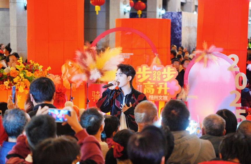 现场表演吸引了众多游客。钟秋霞摄