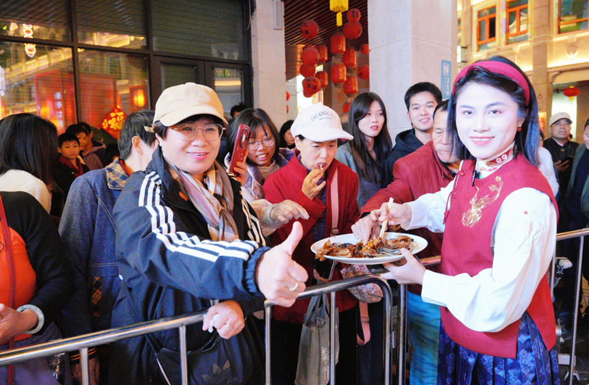 游客点赞梧州非遗美食。钟秋霞摄