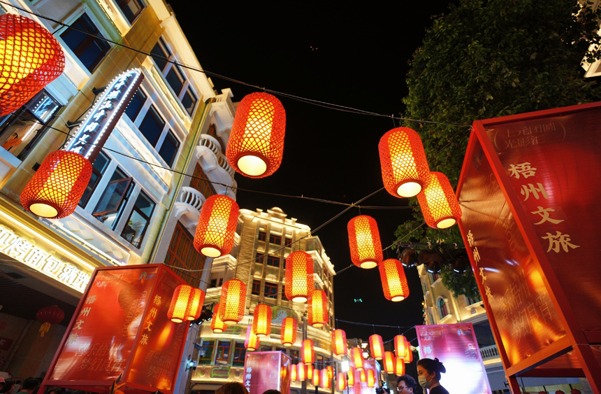 张灯结彩。钟秋霞摄